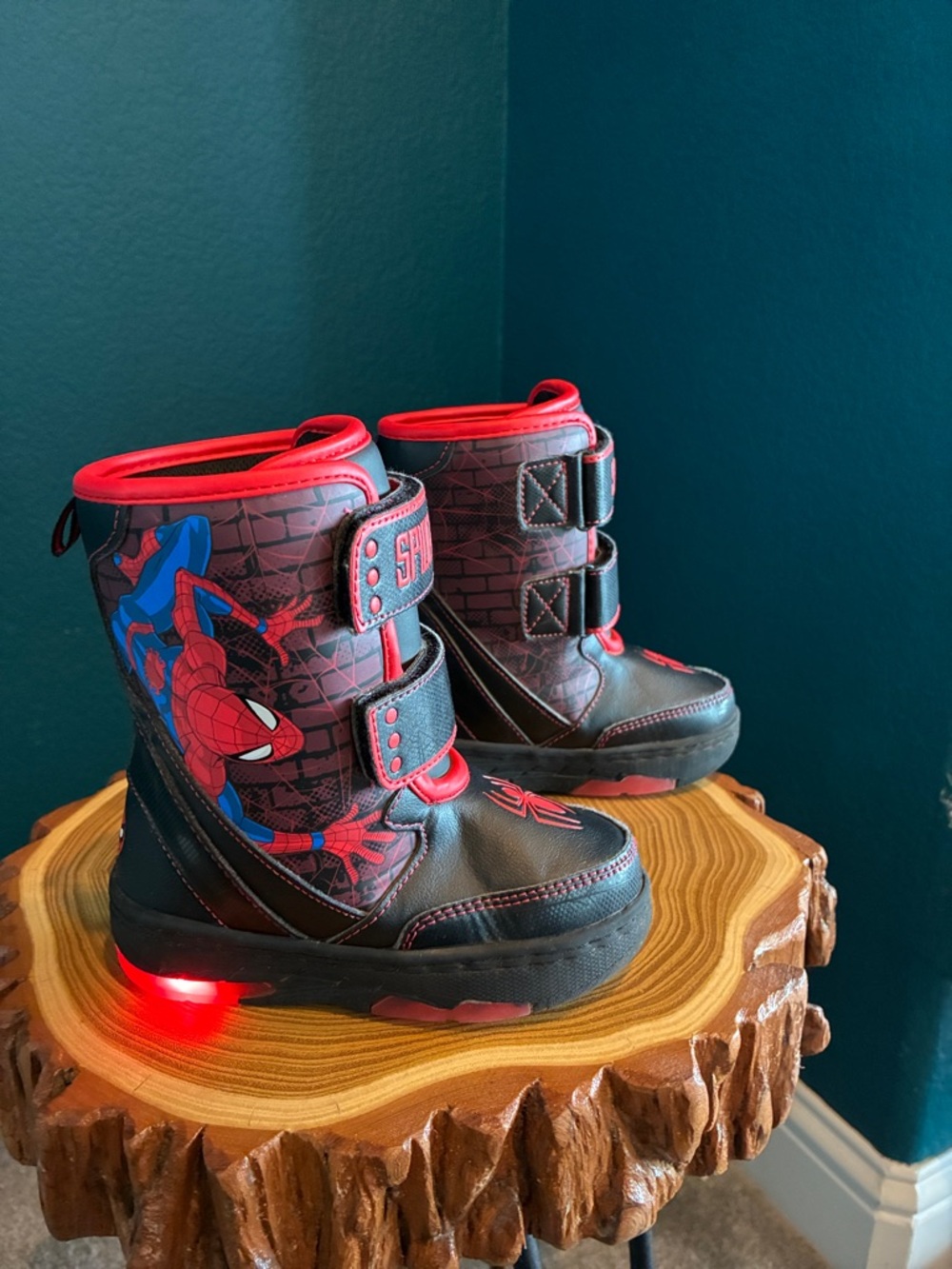 Spiderman light up Black and Red Kids' Winter Snow Boots size 9
